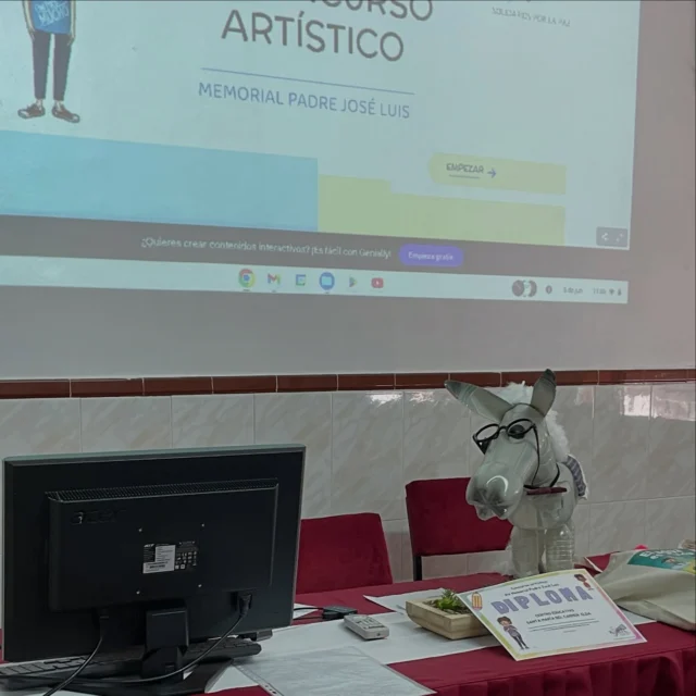 Karit Educación: 
Esta mañana hemos realizado la entrega de premios del Concurso “Memorial Padre José Luis” en @smccarmelitaselda , donde se ha contado con una gran participación y ha tenido 4 premiados. 
Con el primer premio, en la categoría de “ecomascotas” Mario Gil  de 1º Primaria, y Sara Cirugeda, de 6º Primaria, en la categoría de dibujo. Y en la categoría de comic, de 3ªESO, Irene Bleda, 2º premio, y María Socorro, tercer premio. 
Desde KARIT agradecemos al profesorado que lo ha motivado, y al alumnado participante, y felicitamos de corazón a los 4 premiados. 
Hoy recordamos al P. José Luis Herreros, que fue un gran testimonio de servicio para KARIT, desde la sencillez y la humildad. Y los maravillosos trabajos de los premiados nos impulsan a seguir trabajando, como nos ha leído Mario sobre su ecomascota, “para cuidar la naturaleza, transformar lo viejo en algo nuevo y lleno de vida, y amar lo que nos rodea”. ¡¡GRACIAS!!

#Conpocomucho #fraternidadquetransforma #acciónporelclima #ods13